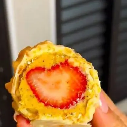 Morango cravejado de maracujá partido ao meio